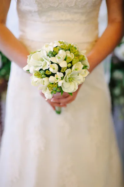 Mariée tenant un bouquet de belles fleurs — Photo