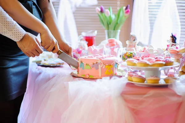 Bebé ducha postre con delicioso pastel dulce — Foto de Stock