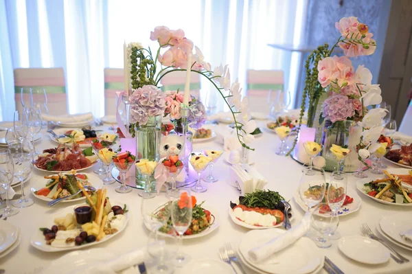 Banquete configuración de mesa de cumpleaños en la recepción de la noche — Foto de Stock