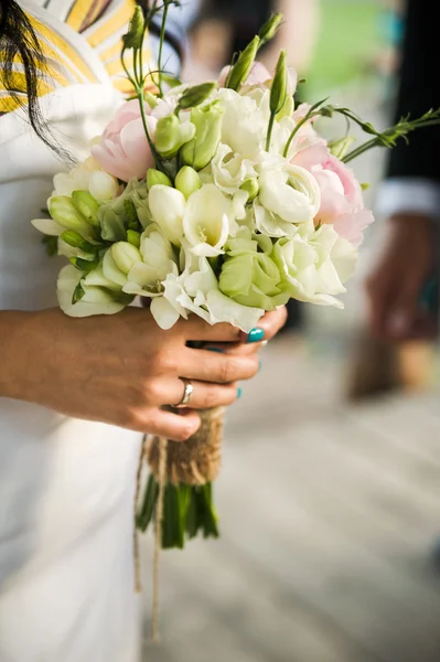 Sposa che tiene un mazzo di bei fiori — Foto Stock