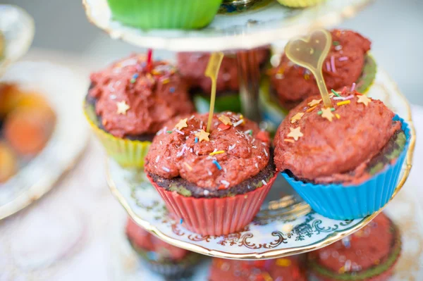 Postre de boda con deliciosos pasteles, macarrones y pasteles pop — Foto de Stock