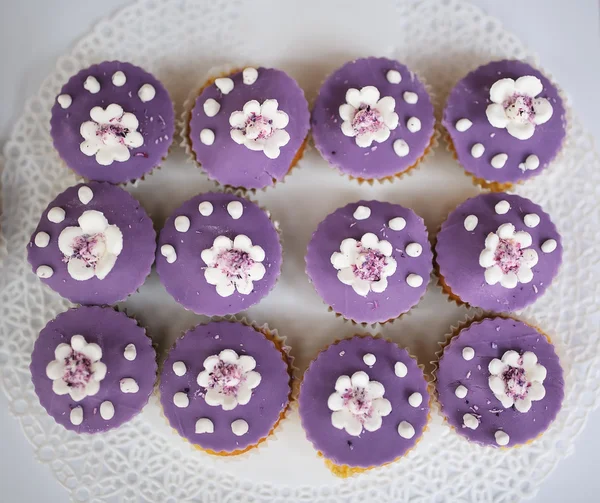 Postre de boda con deliciosos pasteles, macarrones y pasteles pop — Foto de Stock