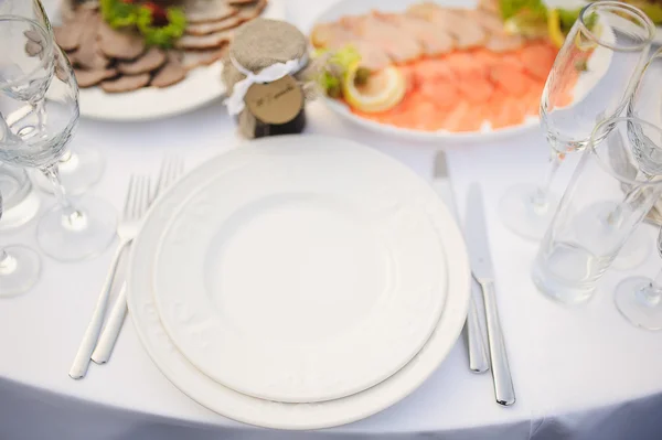 Banquete boda mesa ajuste en la recepción de la noche —  Fotos de Stock