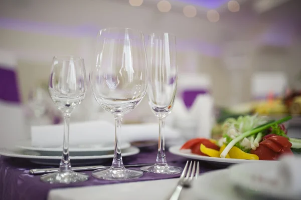 Banquete boda mesa ajuste en la recepción de la noche —  Fotos de Stock