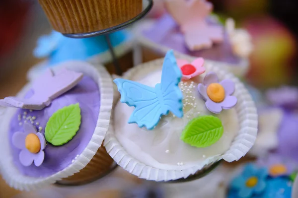 Postre de boda con deliciosos pasteles, macarrones y pasteles pop — Foto de Stock