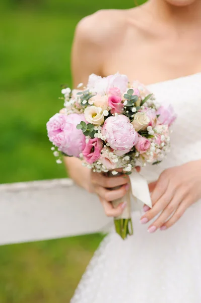 Sposa che tiene un mazzo di bei fiori — Foto Stock