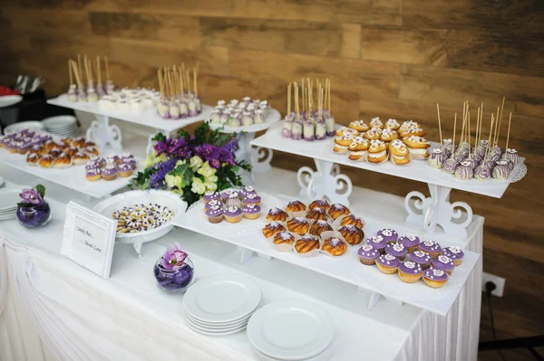 Bruiloft dessert met gebakjes, bitterkoekjes en pop gebak — Stockfoto