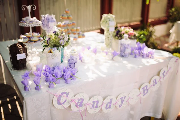 Postre de boda con deliciosos pasteles, macarrones y pasteles pop —  Fotos de Stock
