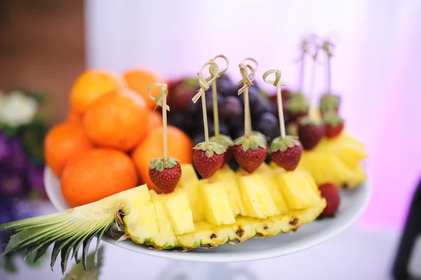 Pineapple and strawberry on wedding reception — Stock Photo, Image