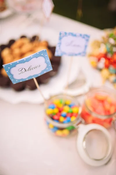 Esküvői desszert a finom süteményeket, macaroons és pop sütemények — Stock Fotó