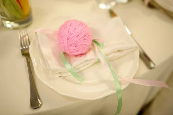 Cenário de mesa de aniversário do banquete na recepção à noite — Fotografia de Stock