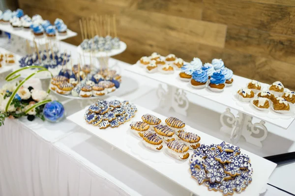 Bruiloft dessert met gebakjes, bitterkoekjes en pop gebak — Stockfoto