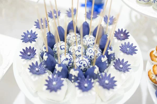 Bruiloft dessert met gebakjes, bitterkoekjes en pop gebak — Stockfoto