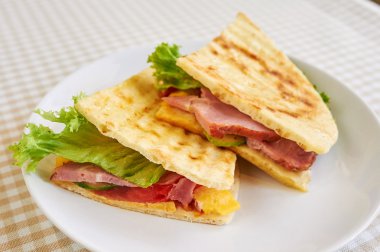 Jambon ve peynir ile doldurulmuş ızgara panini sandviç