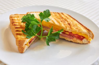 Jambon ve peynir ile doldurulmuş ızgara panini sandviç