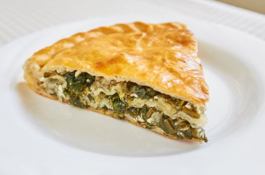 Filo pasta, salata ile ıspanak ve beyaz pasta. Geleneksel Yunan spanakopita.