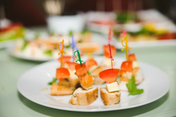 Bonita y sabrosa comida en la recepción de la boda — Foto de Stock