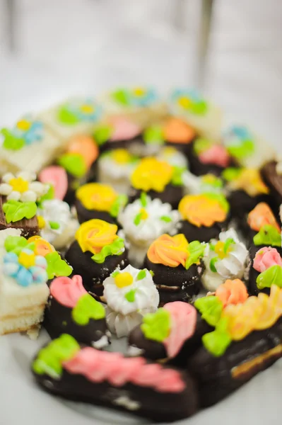 Bruiloft dessert met gebakjes, bitterkoekjes en pop gebak — Stockfoto