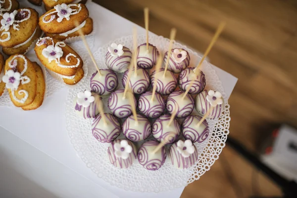 Hochzeitsdessert mit leckeren Kuchen, Makronen und Popcorn — Stockfoto