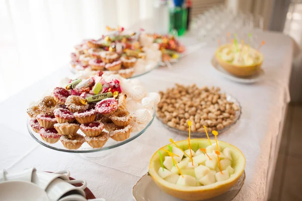 Hostina svatební stůl na večerní recepce — Stock fotografie