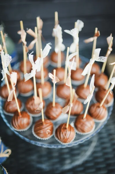 Hochzeitsdessert mit leckeren Kuchen, Makronen und Popcorn — Stockfoto