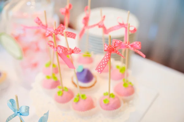Sobremesa de casamento com deliciosos bolos, macaroons e bolos pop — Fotografia de Stock