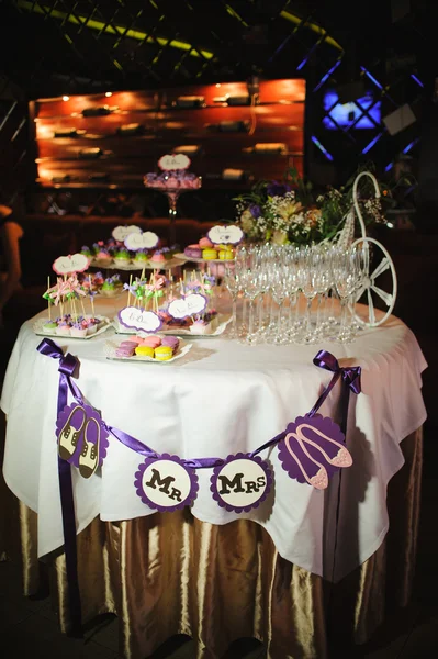 Deser ślubu z pyszne ciasta, makaroniki i pop ciasta — Zdjęcie stockowe