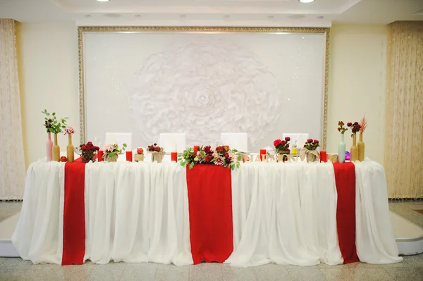 Банкетный свадебный стол на вечернем приеме — стоковое фото
