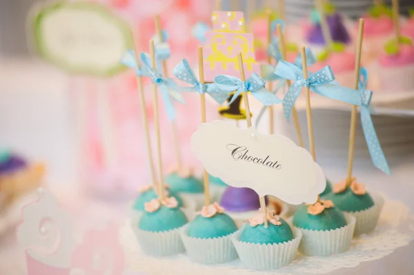 Postre de boda con deliciosos pasteles, macarrones y pasteles pop —  Fotos de Stock