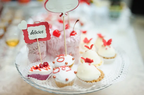 Esküvői desszert a finom süteményeket, macaroons és pop sütemények — Stock Fotó