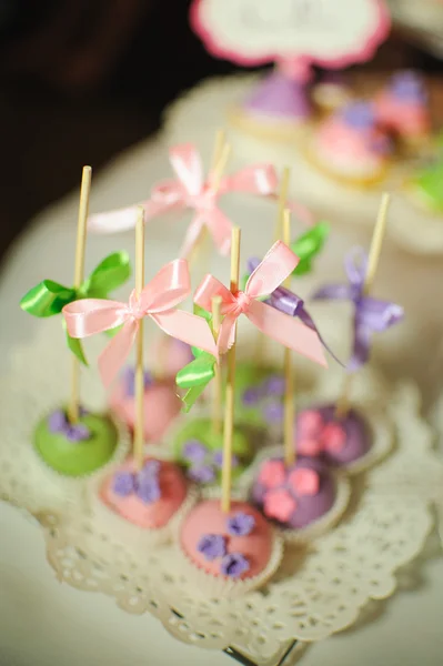 맛 있는 케이크, 마카롱, 팝 케이크와 웨딩 디저트 — 스톡 사진