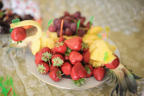 Ananas en aardbei op Bruiloft Receptie — Stockfoto