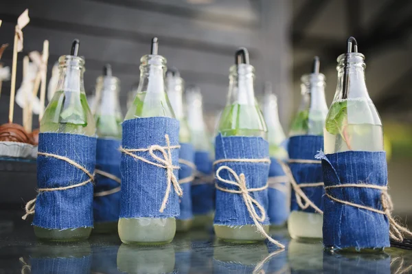 Бутылки в стиле бохо на свадьбе — стоковое фото