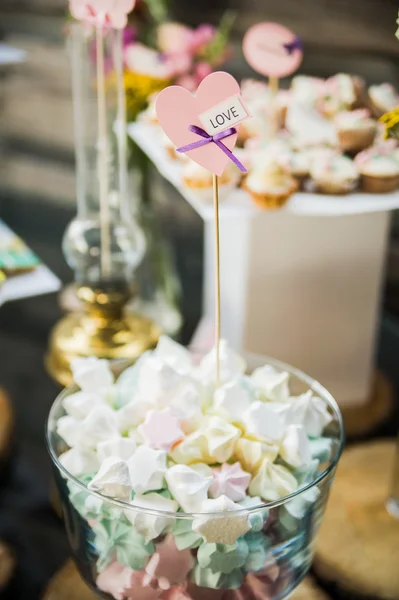Bruiloft dessert met heerlijke cakes en bitterkoekjes — Stockfoto