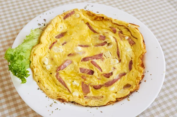 Omelete de ovo café da manhã com presunto — Fotografia de Stock
