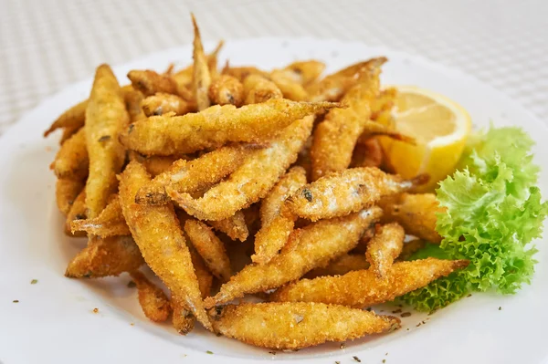 Küçük kızarmış balık, kızarmış whitebait küçük bir çanak limon dilimleri ile. Bu bir marş ya da tapas İspanya olarak hizmet verilebilir.