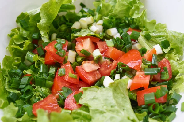 Salada verde saudável, em tigela branca . — Fotografia de Stock