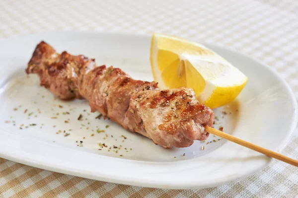 Churrasco, espeto de grelha, porco (ou frango) em cuspes de madeira — Fotografia de Stock