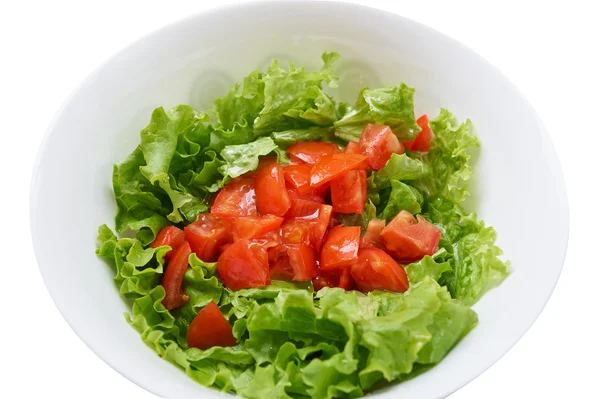 Ensalada verde saludable, tomates en tazón blanco. Aislado sobre blanco . — Foto de Stock