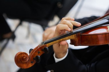 Adam kemancı Klasik keman müzik çalma