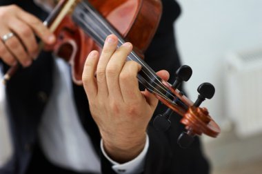 Adam kemancı Klasik keman müzik çalma
