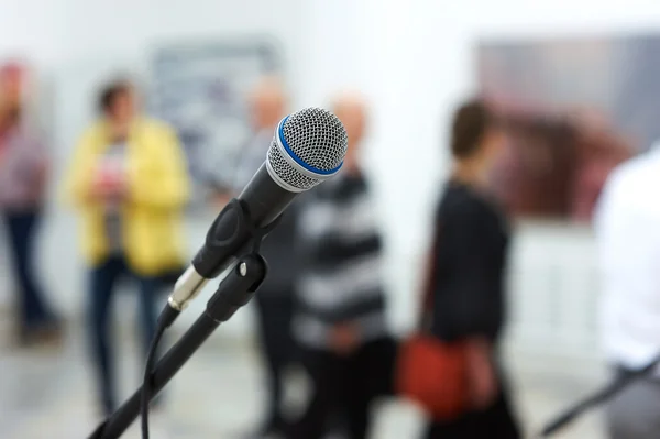 Microfone vocal no palco — Fotografia de Stock