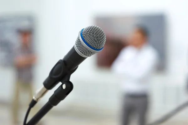 Microfone vocal no palco — Fotografia de Stock