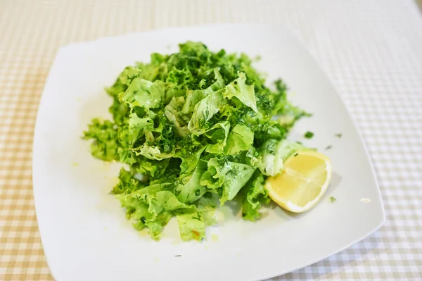 Salada de alface na placa branca — Fotografia de Stock