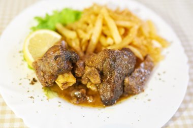 Kavrulmuş patates ve limon ile kuzu kesim