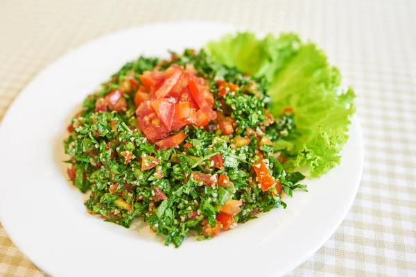 Green Salad With Tomato and Lettuce on White Plate — Stock Photo, Image