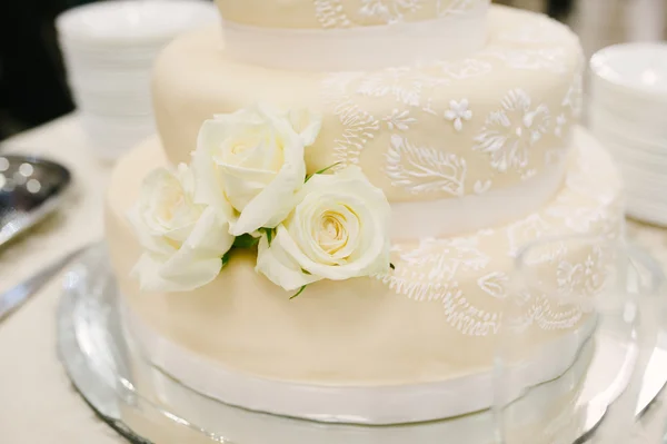 Gâteau de mariage à la cérémonie — Photo