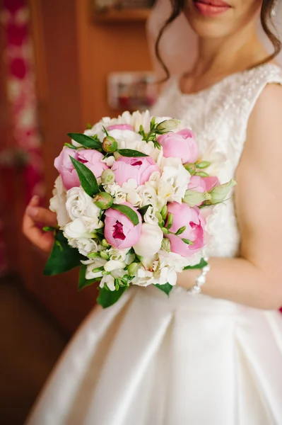 Mariée tenant un bouquet de fleurs — Photo