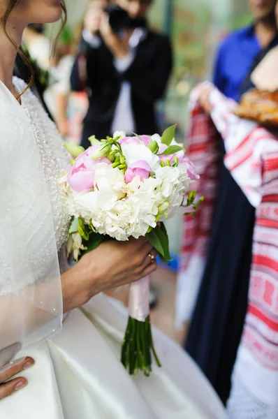 Noiva segurando um buquê de flores — Fotografia de Stock