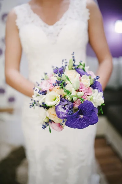 Noiva segurando um buquê de flores — Fotografia de Stock